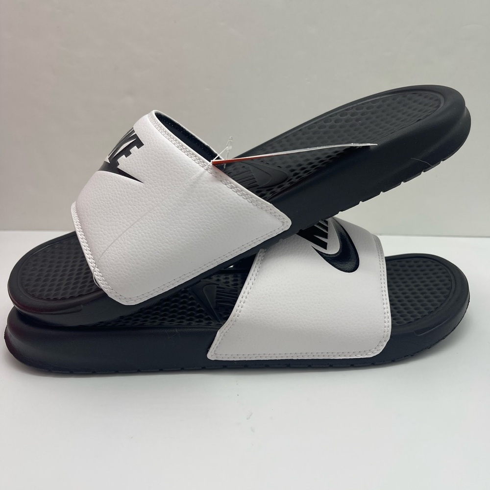 Nike Benassi JDI
Men's Slides Black and White Slides - Picture 13 of 16